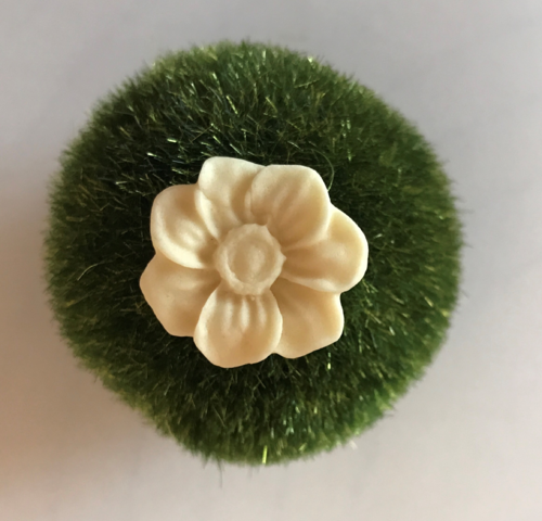Cremefarbene Blume 1 ( 2 cm Durchmesser )