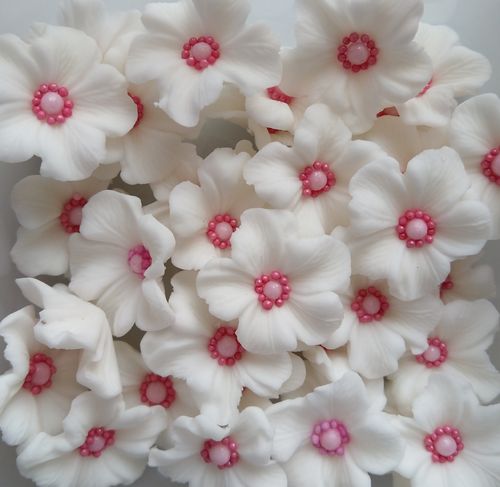 1 Weisse Blume mit Rosa Perlen ca 2,5 cm ( Durchmesser)