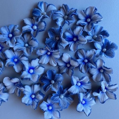 1x Blau-Weisse Blüte mit Perle Durchm. 2,5 cm